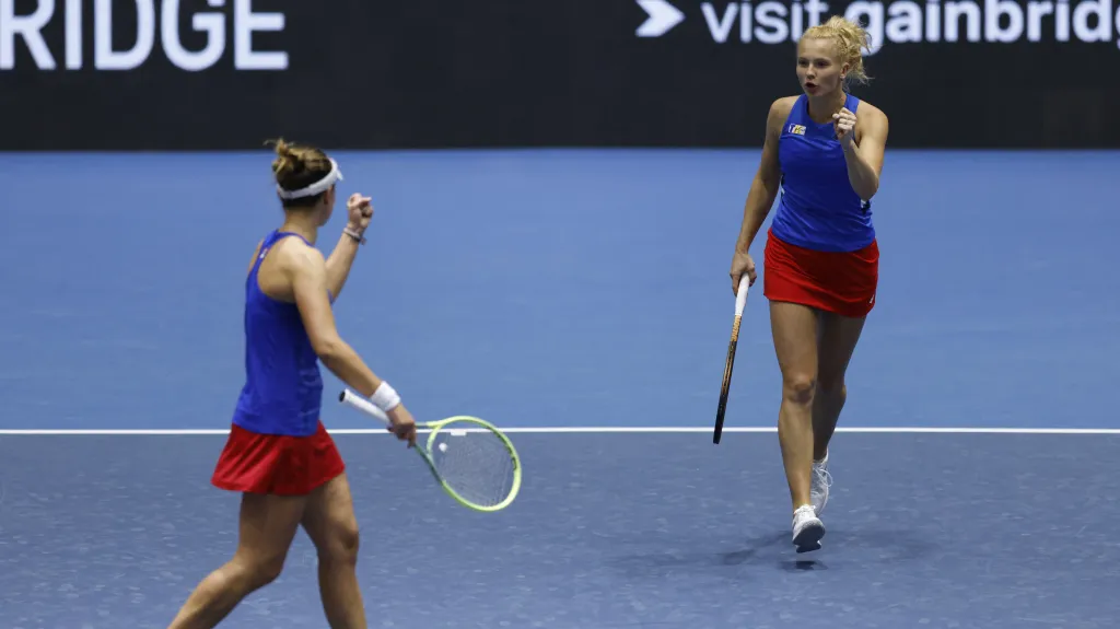 Barbora Krejčíková (vlevo) a Kateřina Siniaková na BJK Cupu