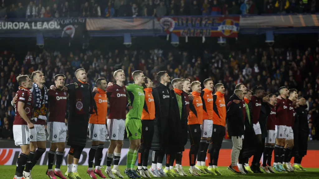 Fotbalisté Sparty slaví s fanoušky