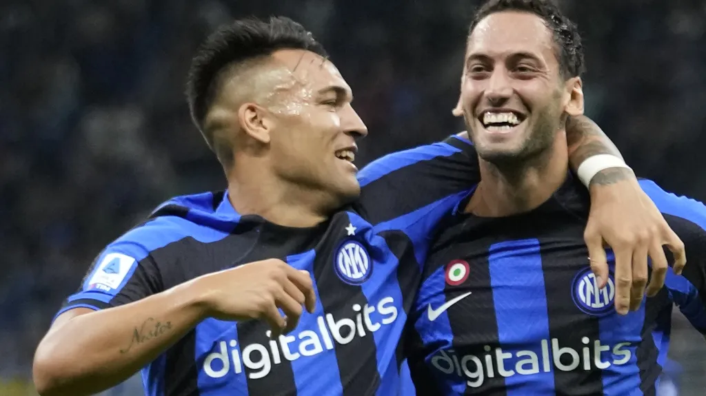 Hakan Calhanoglu (vlevo) a Lautaro Martinez slaví gól Interu do sítě Spezie