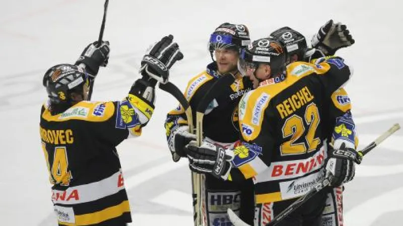 Hokejisté Litvínova se radují z vítězství