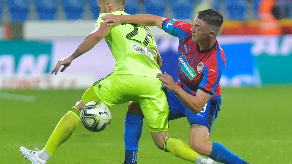 Dominik Janošek z Plzně (vpravo) v zápase proti Karviné