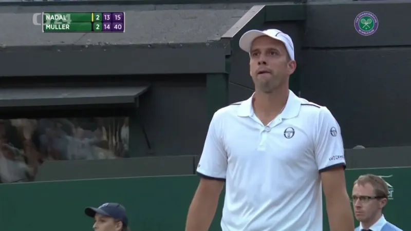 Nadal se po urputné pětisetové bitvě rozloučil s Wimbledonem