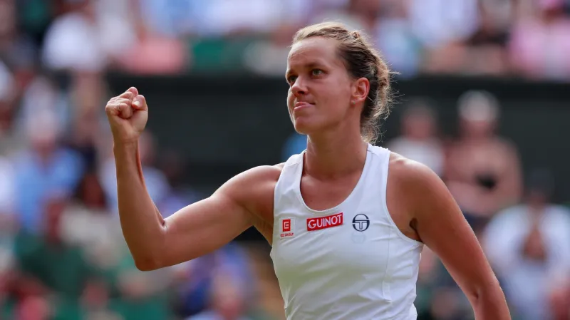Strýcová je ve Wimbledonu poprvé v semifinále, Muchová vypadla