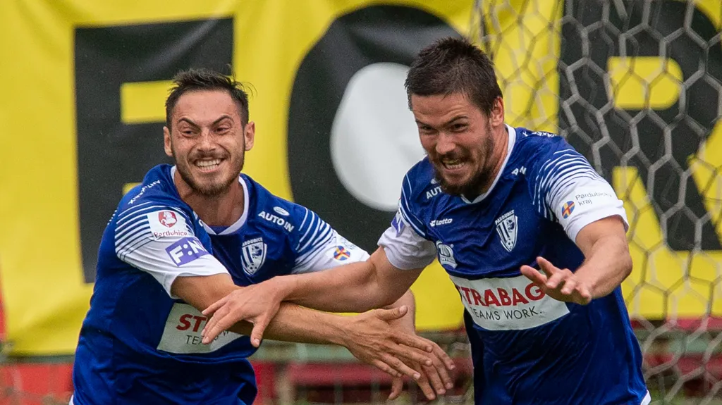 Pardubičtí fotbalisté slaví trefu Tomla