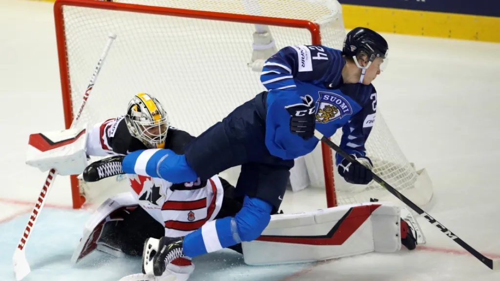 Kaapo Kakko z Finska překonává Matta Murrayho v kanadské brance