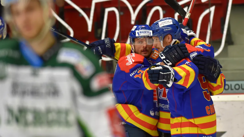 Slavící hokejisté Českých Budějovic na ledě Karlových Varů