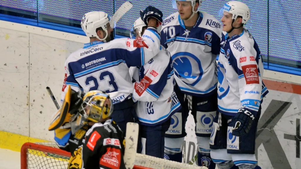 Hokejisté Plzně se radují z gólu do sítě Litvínova