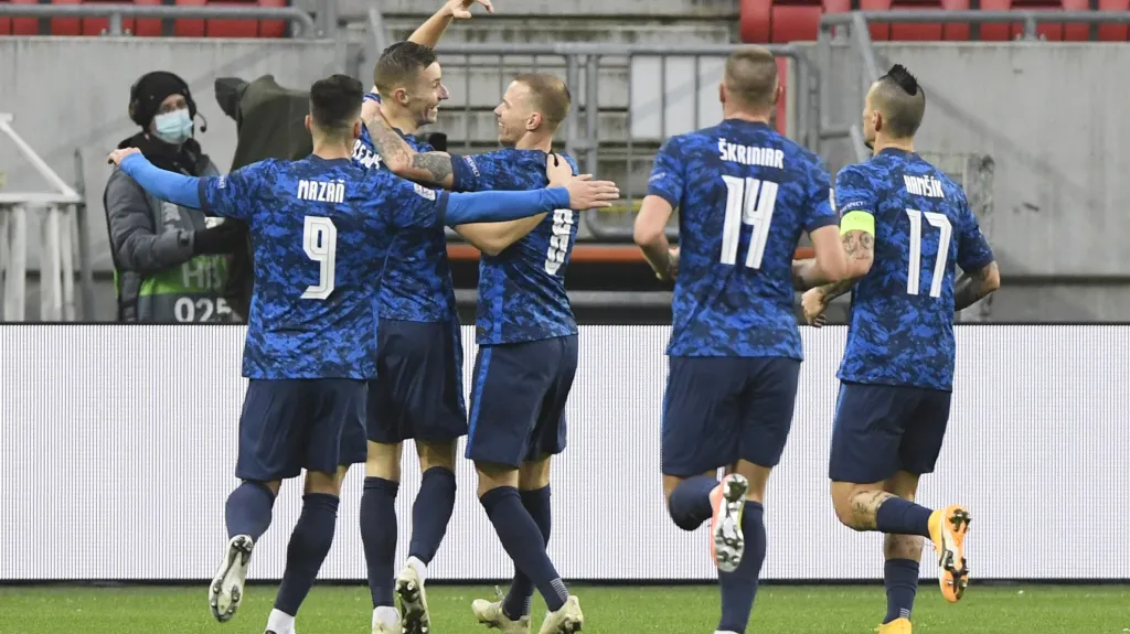 Fotbalisté Slovenska se radují z gólu