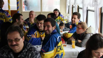 Na palubě nechybělo občerstvení ani barevná výzdoba