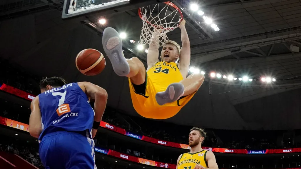 Australan Jock Landale smečuje v zápase proti Česku