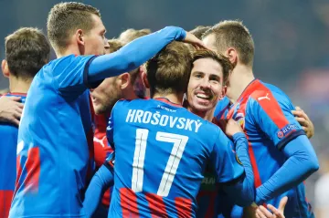 Usmívající se Milan Petržela z Plzně po vstřelené brance v objetí spoluhráčů