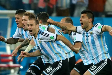 Radost argentinských hráčů po rozhodující penaltě Maxiho Rodrigueze