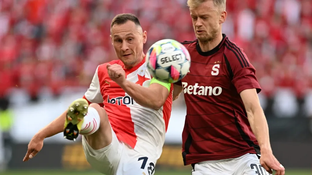 Jan Bořil ze Slavie (vlevo) v souboji s Jaroslavem Zeleným ze Sparty