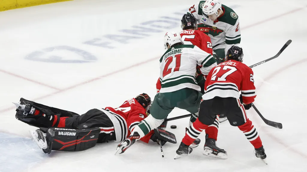 Brankář Petr Mrázek z Chicaga (vlevo) v akci 