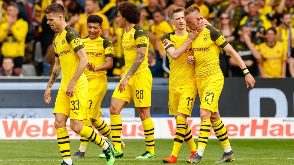 Fotbalisté Dortmundu se radují z gólu