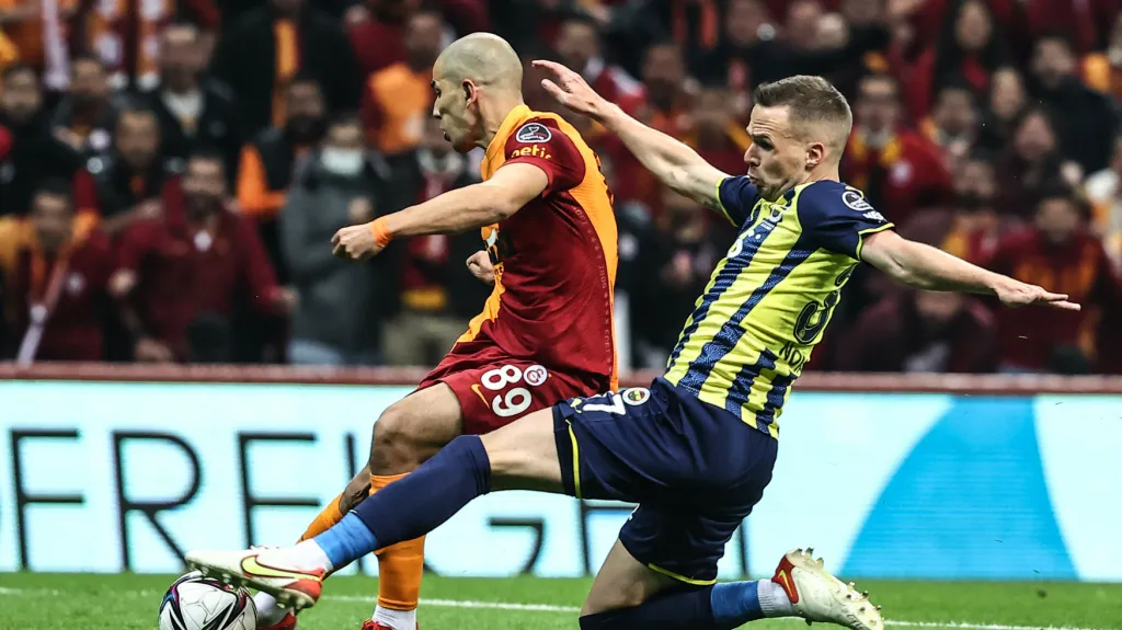 Filip Novák (vpravo) v dresu Fenerbahce