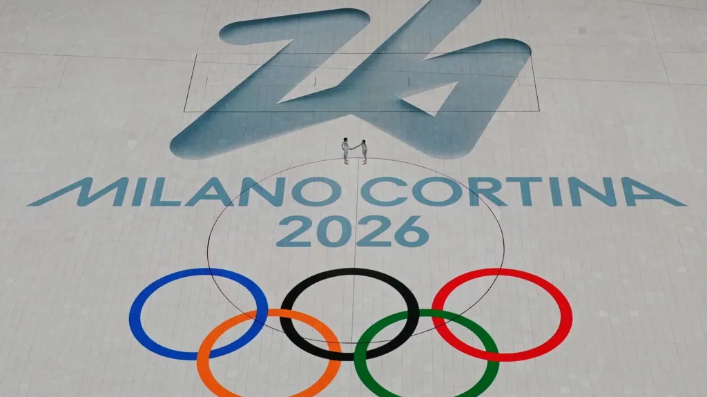 Logo Olympijských her 2026 při ceremoniálu k zakončení Her v Pekingu