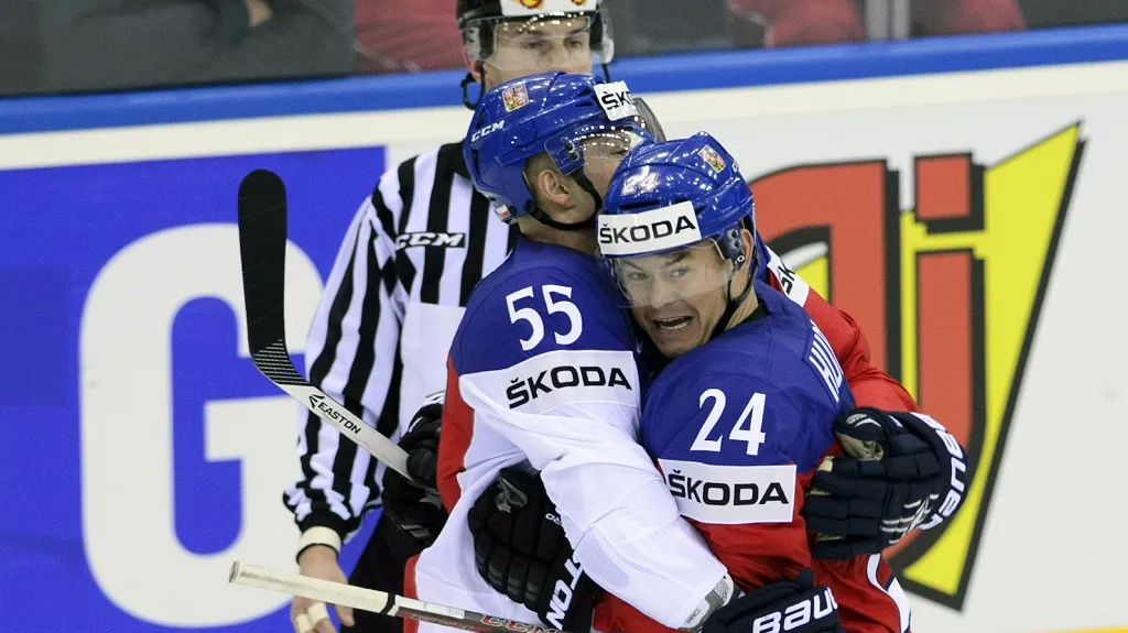 Jiří Hudler v radostném objetí s Martinem Ševcem