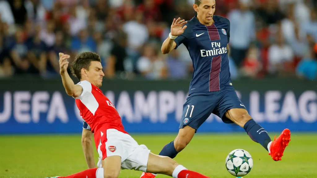 Di María z PSG v souboji s Koscielnym z Arsenalu