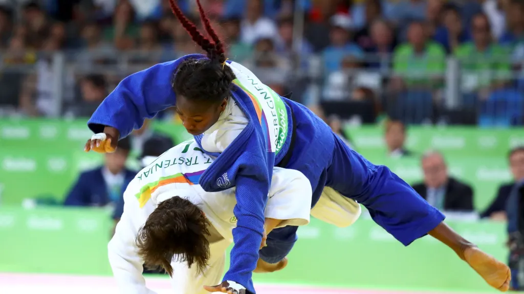 Slovinka Tina Trstenjaková (dole) zdolala ve finále soutěže judistek do 63 kilogramů Francouzku Agbegnenouovou