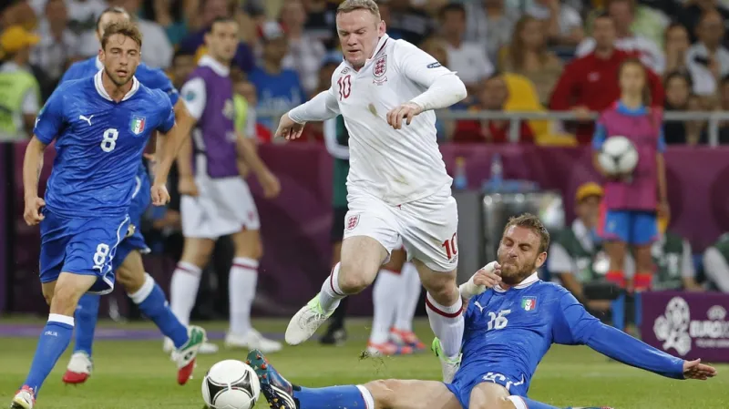 Rooney se probíjí italskou obranou
