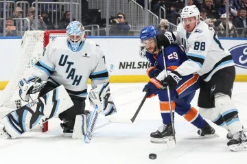 Karel Vejmelka v zápase Utahu s New Yorku Islanders