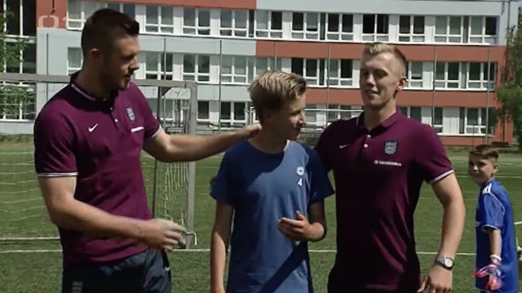 Angličtí fotbalisté si zahráli se školáky