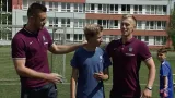 Angličtí fotbalisté si zahráli se školáky