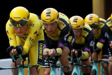 Mike Teunissen ve žlutém v čele vláčku týmu Jumbo-Visma