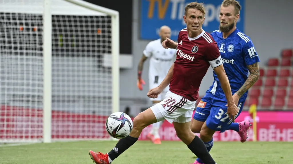 Sparťan Bořek Dočkal (vlevo) v utkání se Sigmou