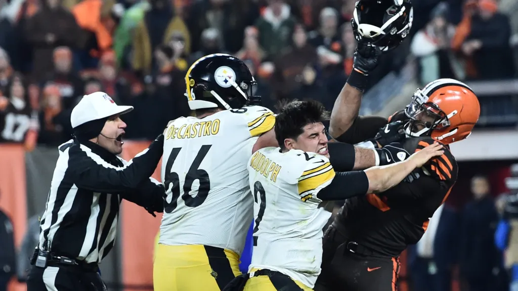 Myles Garrett atakuje nechráněného quarterbacka Masona Rudolpha