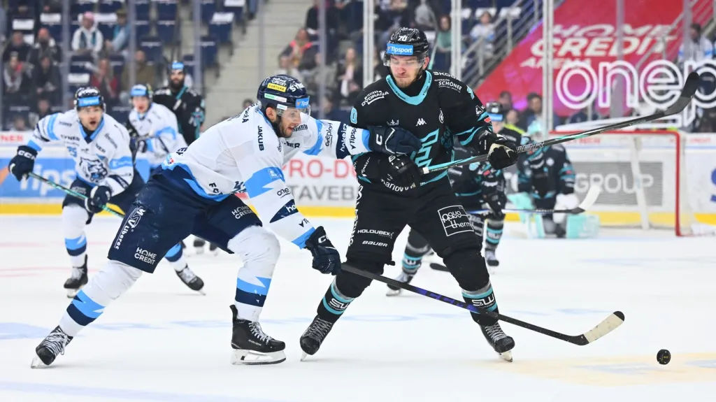 Layton Ahac a Adam Lukošik v utkání Liberec – Karlovy Vary