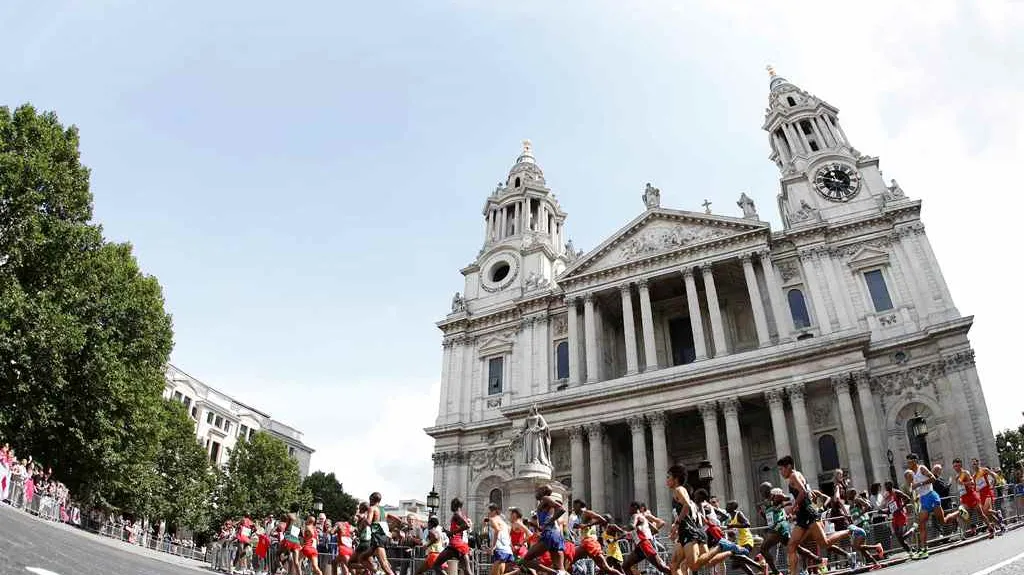 Maratonci míjejí katedrálu sv. Pavla
