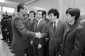 Antonín Himl při setkání s československými sportovci. Ti právě složili olympijský slib (únor 1984)