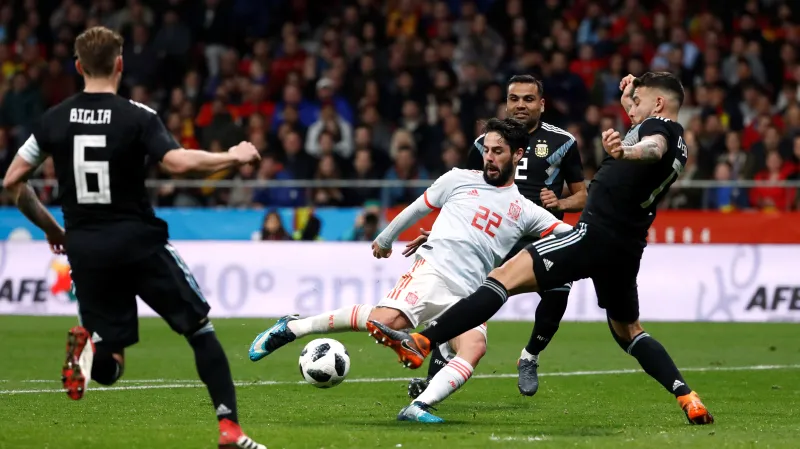 Španěl Isco střílí jeden z gólů do sítě Argentiny