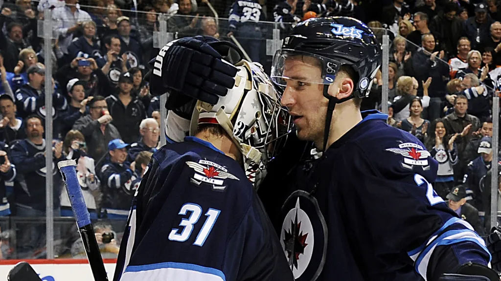 Brankář Winnipegu Ondřej Pavelec a útočník Blake Wheeler