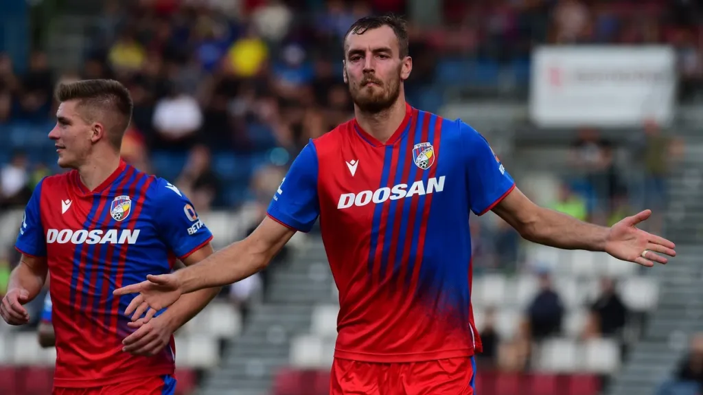 Tomáš Chorý z Plzně (vpravo) slaví gól v Olomouci