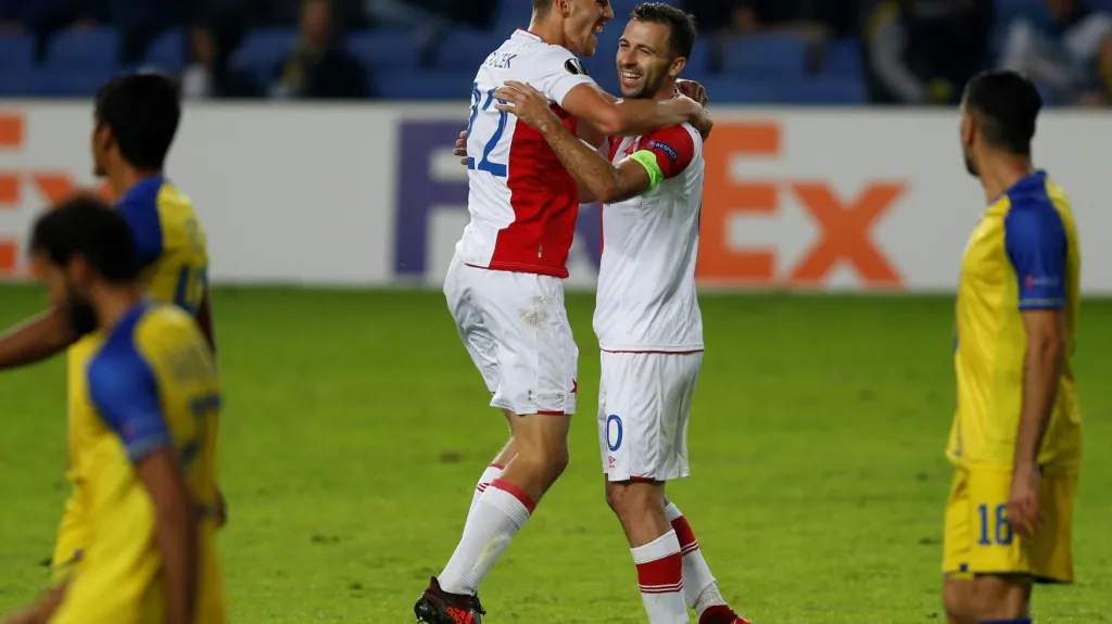 Josef Hušbauer (vpravo) se raduje se spoluhráčem ze Slavie Tomášem Součkem z gólu v síti Maccabi Tel Aviv