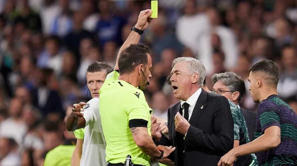 Trenér Realu Madrid Carlo Ancelotti v diskuzi s rozhodčím