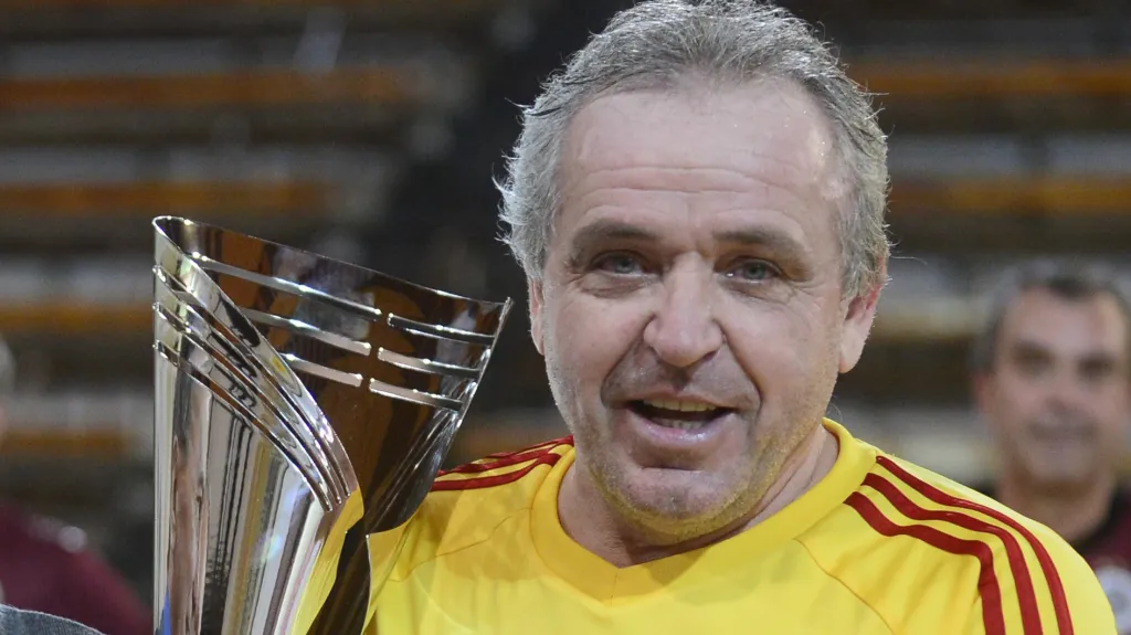 Kapitán Dukly Ladislav Vízek s vítěznou trofejí