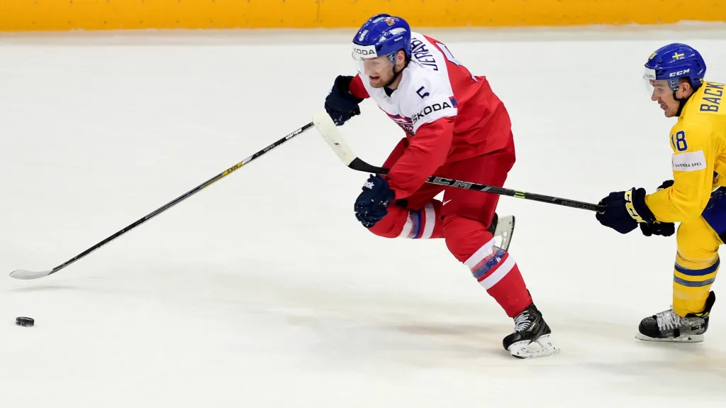 Obránce Jakub Jeřábek v utkání se Švédskem