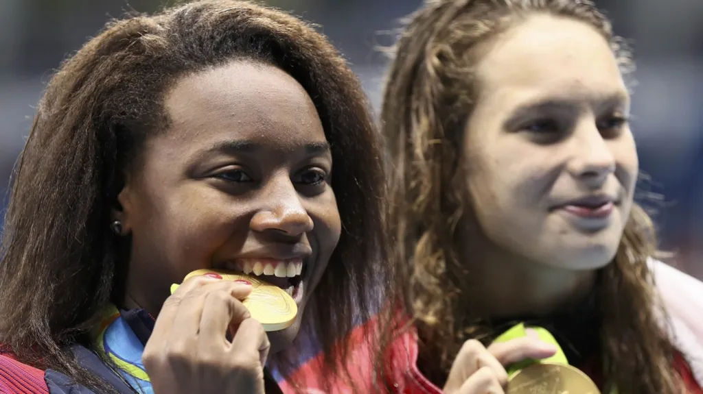 Vítězky z kraulařské stovky - Simone Manuelová s Penny Oleksiakovou