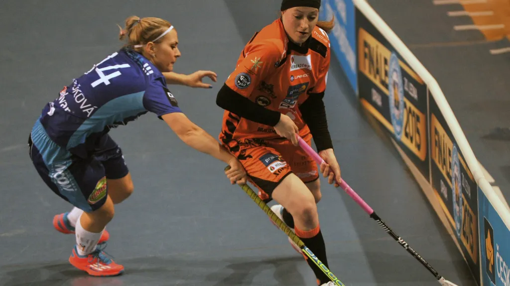 Andrea Pastušková (vlevo) z Vítkovic se snaží obrat o míček Alexandru Ferencovou z Herbadentu