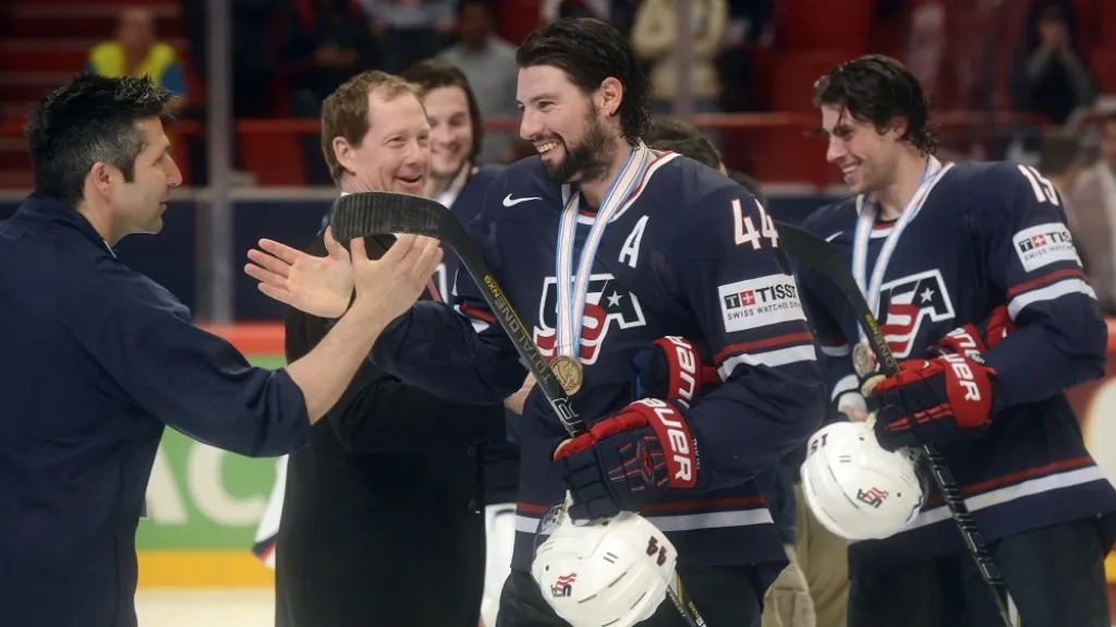 Nate Thompson (uprostřed) a Craig Smith se radují z bronzu