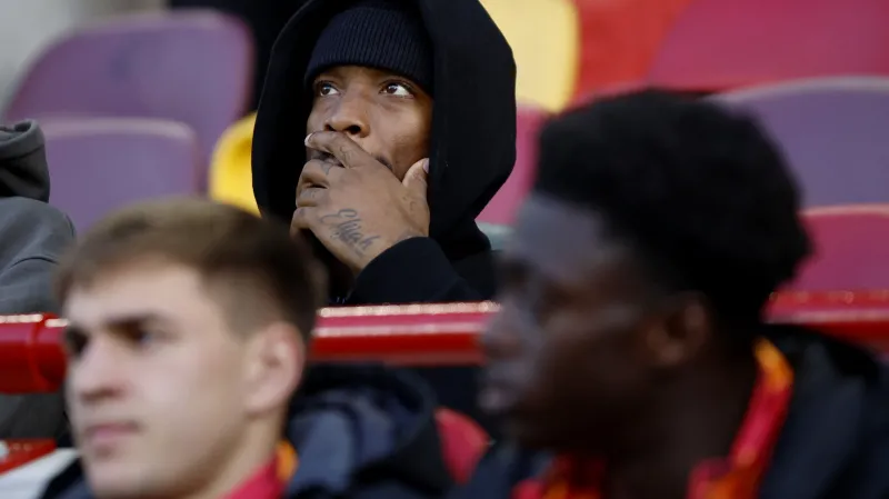 Suspendovaný Ivan Toney na tribuně během utkání Brentfordu