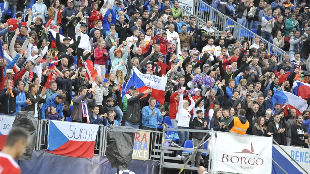 Zaplněné tribuny brněnské arény