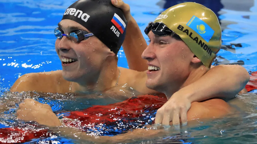Kazašský plavec Dmitrij Balandin (vpravo)
