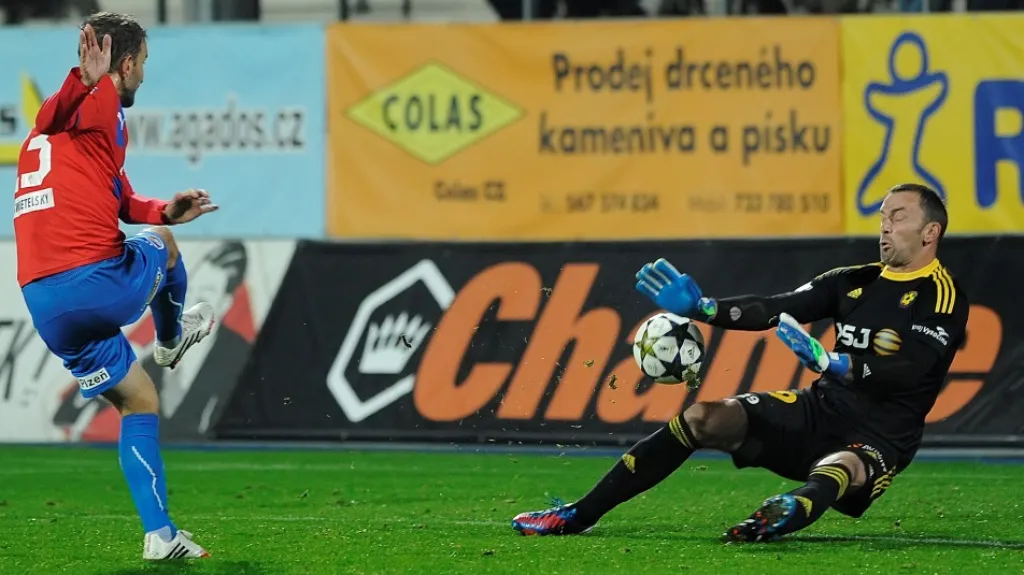 Marek Bakoš překonává brankáře Jaromíra Blažka