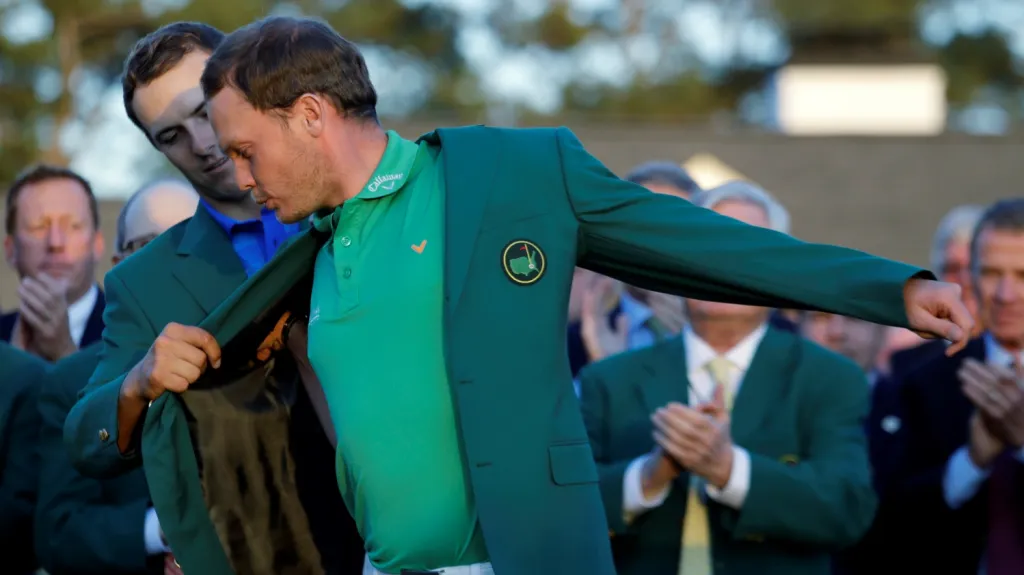 Danny Willet si obléká zelené sako pro vítěze Masters