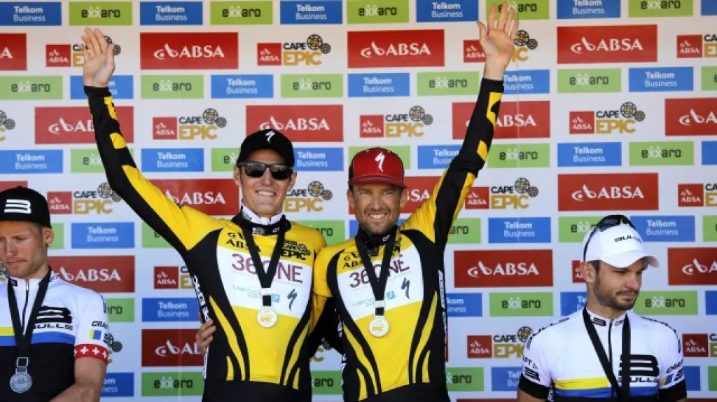 Jaroslav Kulhavý a Christoph Sauser jako vítězové Cape Epic 